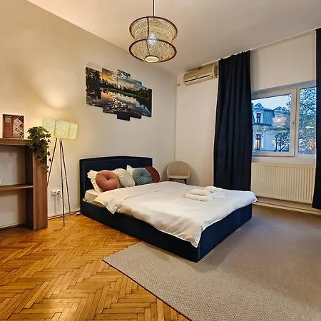 Botev Design - Walk To Old Town - Pumo Bukareszt